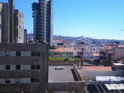 Apartamento T5 convertido em T2 - Centro do Porto
