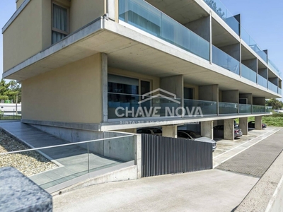 Apartamento T0 Semi Novo c/ 2 Lugares de Garagem em Canidelo (200m das Praias)