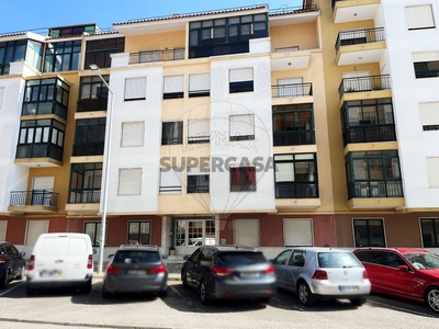 Apartamento T2 para arrendamento em Queluz e Belas