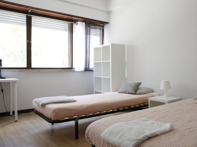Espaçoso quarto em apartamento com 10 quartos no Areeiro, Lisboa