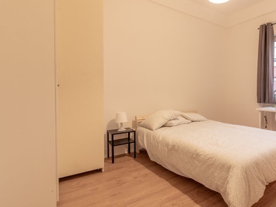 Espaçoso quarto em apartamento de 8 quartos no Areeiro, Lisboa
