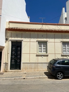 Moradia em banda com grande potencial à venda no centro de Faro