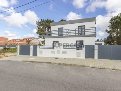 Moradia Geminada T3 Duplex à venda na Rua Abade Correia da Serra