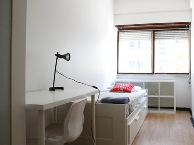 Quarto acolhedor em apartamento com 10 quartos no Areeiro, Lisboa