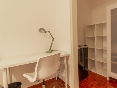 Quarto acolhedor em apartamento com 9 quartos nas Avenidas Novas, Lisboa