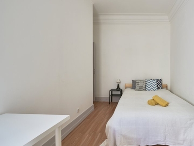 Quarto arrumado para alugar em um apartamento de 13 quartos em Santo Antóni