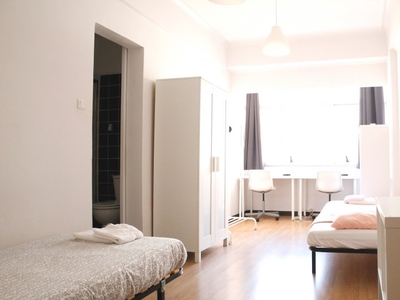 Quarto em apartamento com 10 quartos no Areeiro, Lisboa