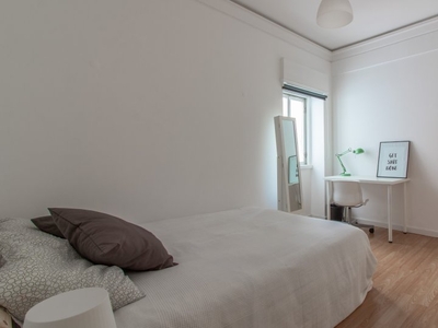 Quarto ensolarado em apartamento com 9 quartos nas Avenidas Novas, Lisboa