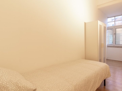 Quarto luminoso em apartamento com 8 quartos no Areeiro, Lisboa