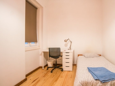 Quartos para alugar em apartamento de 6 quartos na Praça de Espanha