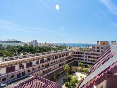 Penthouse duplex T4 com piscina e vista mar no Estoril