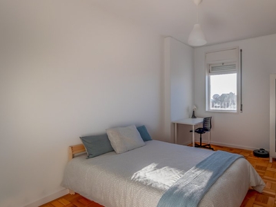 Aluga-se quarto em apartamento de 7 quartos na Boavista, Porto