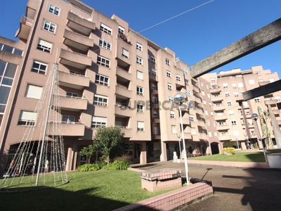 Apartamento T2 para arrendamento na Rua Luís Barroso