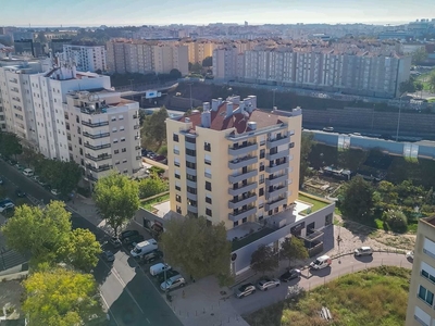 Apartamento T4 com Vista Deslumbrante e Muita Luz Natural em Telheiras