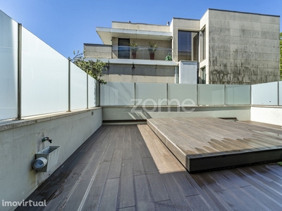 Moradia T4 com piscina, 2 terraços e ascensor junto à CUF, Porto