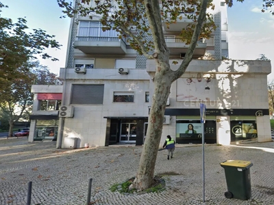 Apartamento T4 com garagem e varanda para arrendamento em São Domingos de Benfica (Califa)