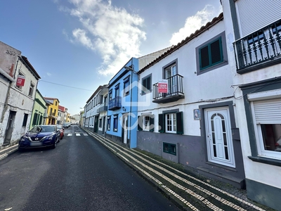 Moradia com 3+1 Quartos - Santa Clara - Ponta Delgada