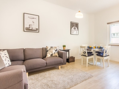 Apartamento arejado de 2 quartos para alugar em Santos, Lisboa