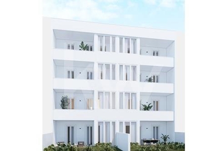 Apartamento T2 + 1 com jardim de 86,5m2 para remodelação total, em Arroios, próximo do jardim Constantino