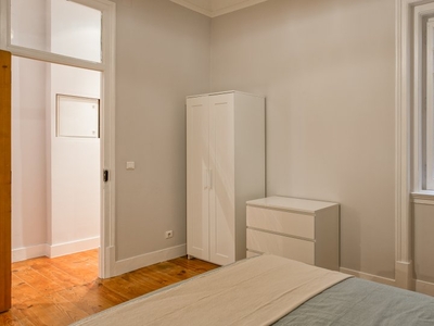 Quarto acolhedor para alugar em apartamento de 7 quartos em Arroios, Lisboa