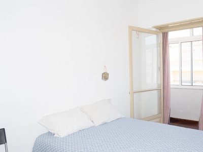 Quarto doce para alugar em apartamento de 2 quartos, Campolide, Lisboa