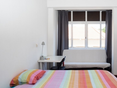 Quarto luminoso para alugar em apartamento de 2 quartos, Campolide, Lisboa