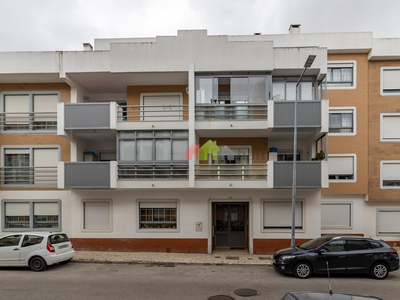 Apartamento T3 RENOVADO com arrecadação em Alhos Vedros – Vila Rosa