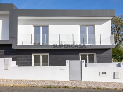 Casa Geminada T4 Duplex à venda na Rua dos Cedros