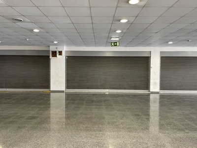 Lojas novas para venda, junto ao Bairro Santa Cruz, em Benfica.