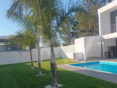 Moradia T4 isolada, pronta a habitar, num lote de 502m2 com piscina e garagem - Quinta de Valadares