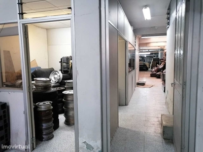 AP-Armazém com 205 m2, á casa de saúde da Boavista. Porto