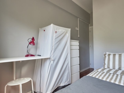 Aluga-se quarto em apartamento de 7 quartos em Benfica, Lisboa