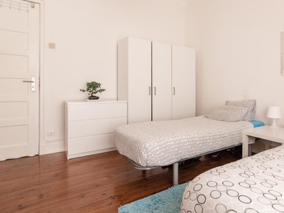 Quarto para alugar em apartamento de 5 quartos em Areeiro, Lisboa