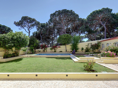 Apartamento com piscina e jardim privados no centro do Estoril