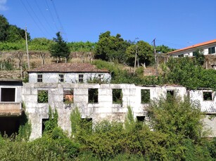 Grande moradia em ruina com terreno junto ao ribeiro, para reconstrução, nas Lages, em Stª Marinha do Zêzere, Baião, Porto.