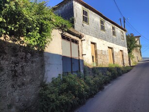 Moradia com água e terreno de construção e agrícola no centro de Santa Marinha do Zêzere, Baião, Porto