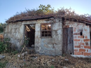 Quinta De Além com casa rústica em ruína para reabilitação total e com viabilidade de mais construção no centro de Cete, Paredes