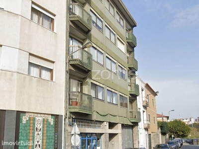 Apartamento T3 na Boavista, com terraço, junto ao Metro.