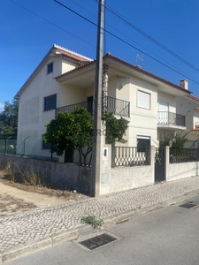 Moradia Isolada T3 Duplex à venda na Rua Dr. Egas Moniz