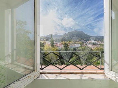 Casa Apalaçada com vista para o Castelo dos Mouros.