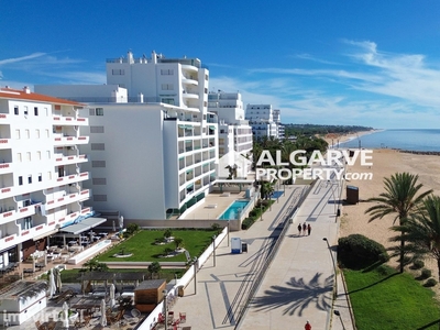 Apartamento com 2 quartos renovado à beira-mar em Quarteira, Algarve