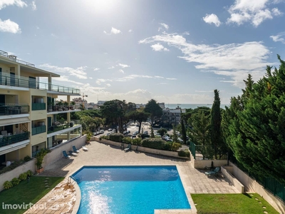 Apartamento T4 em condomínio fechado com piscina no Estoril