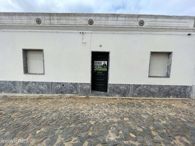 Moradia V4 com quintal e garagem situada em Baleizão, Beja.