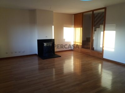 Apartamento T2 Duplex para arrendamento na Rua de Sarmento de Beires