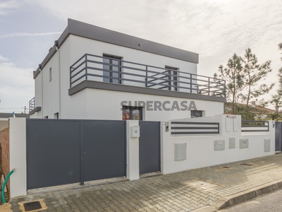 Casa Geminada T3 Duplex à venda na Rua Abade Correia da Serra