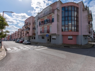 Apartamento T3 com terraço na Rua Maria Pia, Vialonga:
