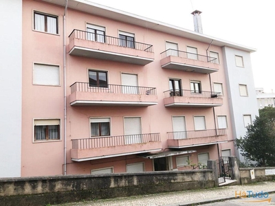 Apartamento T4 localizado na zona central de Celas, em Coimbra.