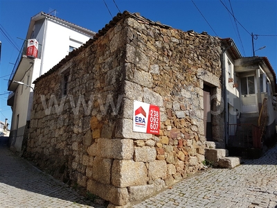 Moradia Estúdio / Seia, Torrozelo e Folhadosa