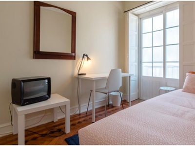 Aluga-se quarto em apartamento de 7 quartos em Arroios, Lisboa