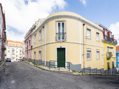 Charmoso Apartamento T1 + 1 totalmente remodelado em Arroios Lisboa